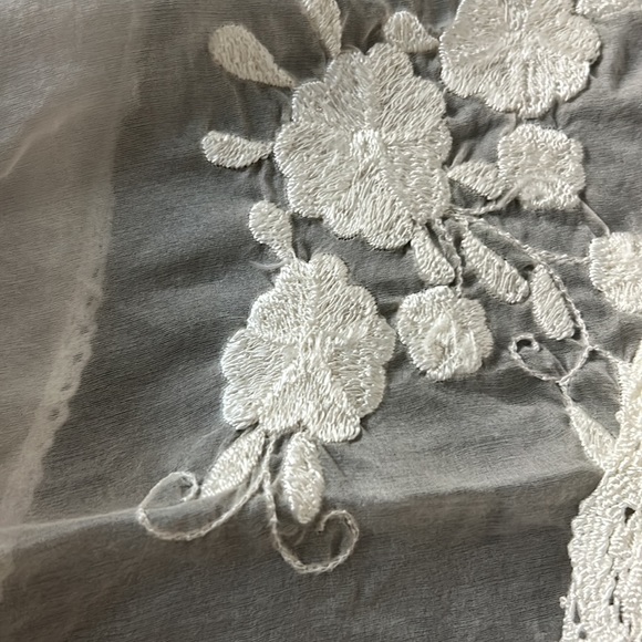 Set of dresser doilies, one long and two side tables - Picture 5 of 7